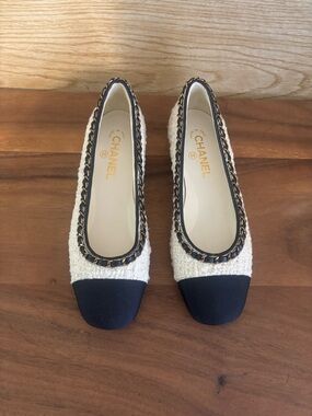 CHANEL
Flats Tweed White